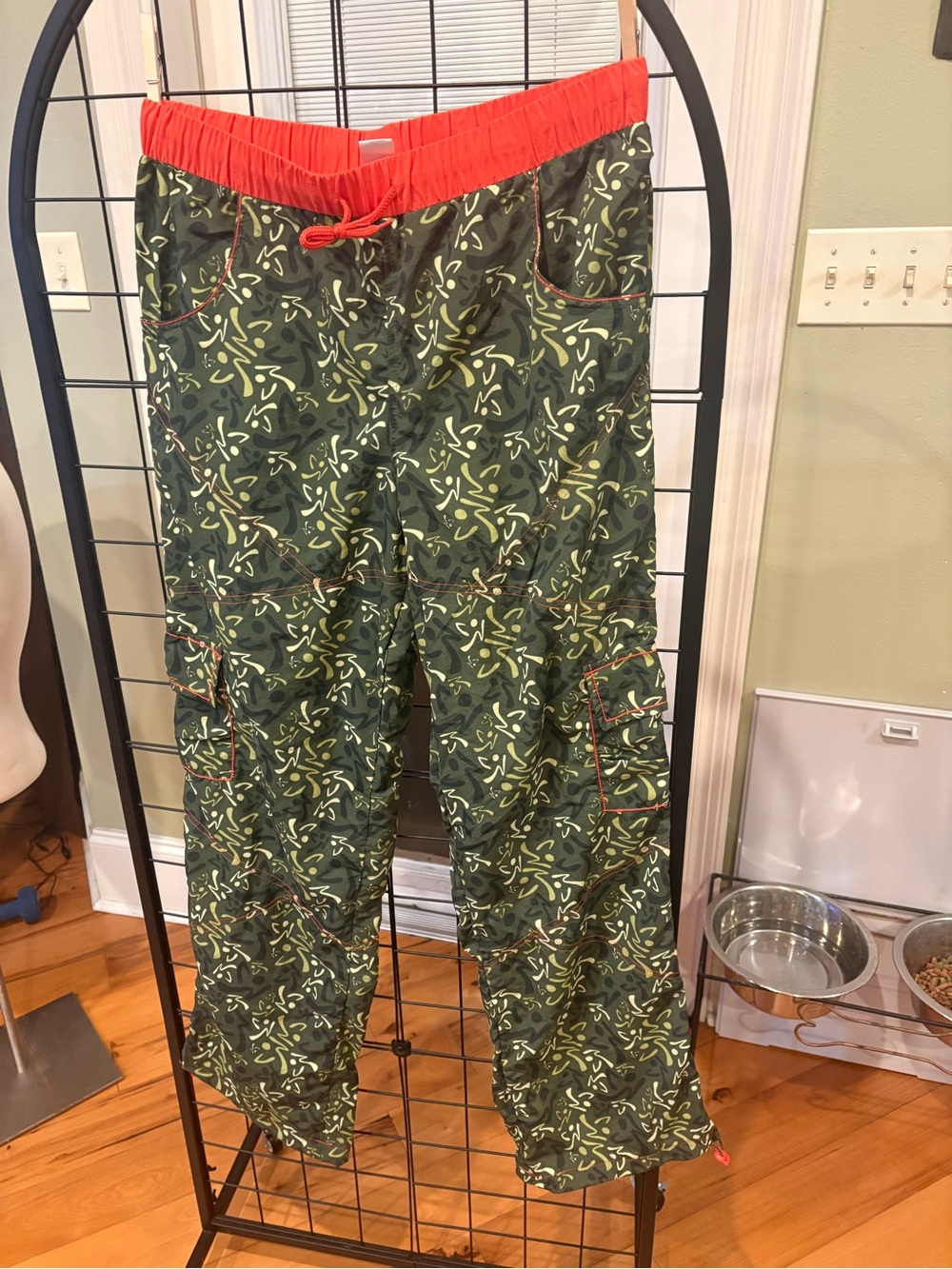 Zumba Men’s Fusion Cargo Pants Camo Green Red Small NWT
